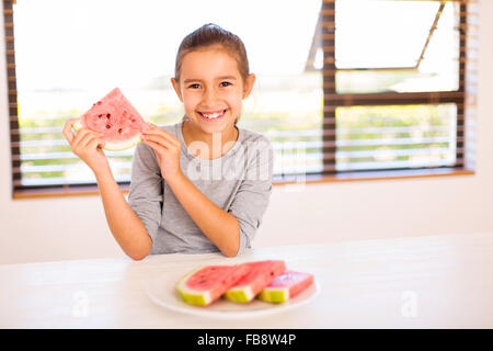 Porträt von fröhliches Mädchen hält ein Stück Wassermelone Stockfoto