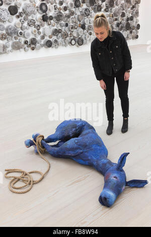 London, UK. 12. Januar 2016. Jerusalem Esel, 2015, von Mia Feuer aus Kanada. Markieren Sie ihr 30-jähriges Jubiläum, öffnet sich die Saatchi Gallery Champagner Leben, erste All-Frauen-Ausstellung der Galerie. Mit Werken von 14 Frauen Nachwuchskünstler laufen von 13 Januar bis 6. März 2016. Stockfoto