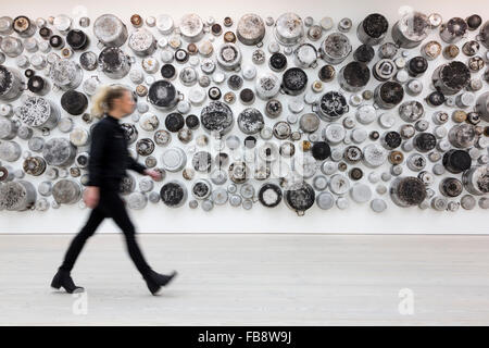 London, UK. 12. Januar 2016. Untitled (Food For Thought Serie) 2015, 233 verbrannt Aluminium Kochtöpfe, Künstlerin Maha Malluh aus Saudi-Arabien. Markieren Sie ihr 30-jähriges Jubiläum, öffnet sich die Saatchi Gallery Champagner Leben, erste All-Frauen-Ausstellung der Galerie. Mit Werken von 14 Frauen Nachwuchskünstler laufen von 13 Januar bis 6. März 2016. Stockfoto