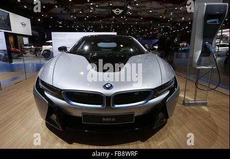 Brüssel. 12. Januar 2016. Foto aufgenommen am 12. Januar 2016 zeigt ein BMW i8 beim Medientag der 94rd European Motor Show in Brüssel, Hauptstadt von Belgien. Bildnachweis: Ye Pingfan/Xinhua/Alamy Live-Nachrichten Stockfoto