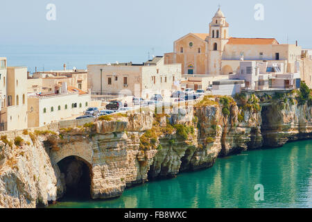 Clifftop Vieste Stadt und Kathedrale aus dem 11. Jahrhundert, Vieste, Gargano, Provinz Foggia, Apulien, Italien, Europa Stockfoto