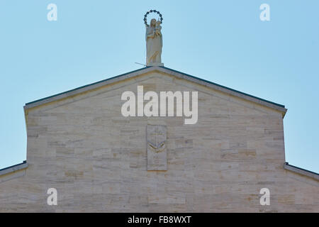 Statue der Jungfrau Maria mit Kind auf Dach der Chiesa Santa Maria Della Grazie Kirche San Giovanni Rotondo Apulien Puglia Italien Stockfoto