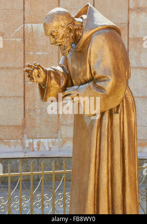 Bronze-Statue von Pater Pio von Francesco Messina San Giovanni Rotondo Apulien Apulien Foggia Provinz Italien Europa Stockfoto