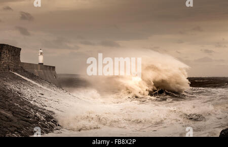 Sturm-Desmond trifft Porthcawl und Absturz in den Leuchtturm und Mole in Süd-Wales, UK. Stockfoto