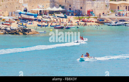 Urlauber entspannen auf der Insel San Nicola, Isole Tremiti, Puglia, Apulien, Italien, Europa Stockfoto