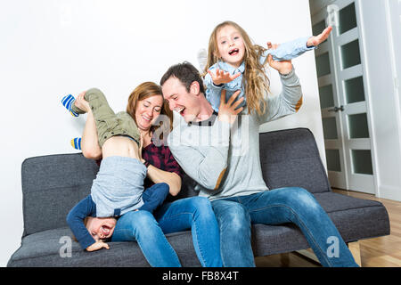 Nette Familie sitzen auf dem Wohnzimmer-sofa Stockfoto