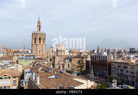 Valencia, Spanien. Blick über die Dächer in Richtung der Kathedrale von der Santa-Catalina-Turm. Stockfoto