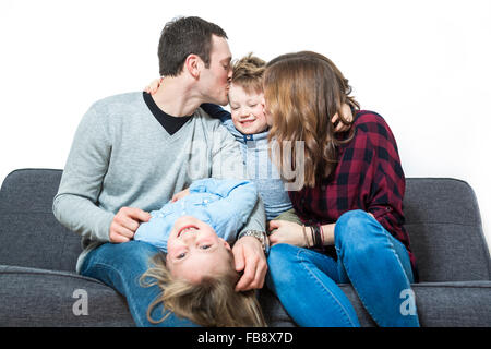 Nette Familie sitzen auf dem Wohnzimmer-sofa Stockfoto