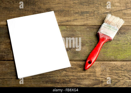 Pinsel auf hölzernen Hintergrund mit leeren Papier Stockfoto
