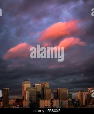 London, UK. 12. Januar 2016. UK-Wetter: Rosa Wolke Sonnenuntergang über Canary Wharf Business Park Gebäude Credit: Guy Corbishley/Alamy Live News Stockfoto