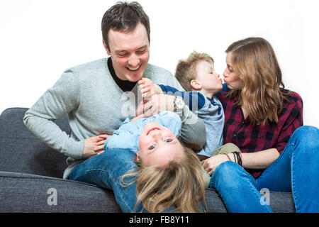 Nette Familie sitzen auf dem Wohnzimmer-sofa Stockfoto