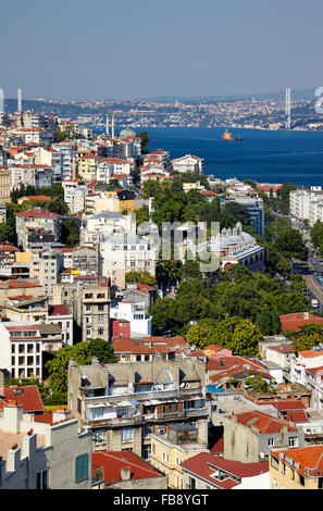 Der Blick vom Galata-Turm auf die residental Häuser mit Bosporus und Brücke im Hintergrund, Istanbul, Türkei Stockfoto