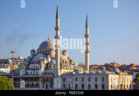 Die Sicht der Yeni Cami (neue Moschee) benannt ursprünglich der Valide Sultan-Moschee (Valide Sultan Camii) von Galata-Brücke, Istanbul, Stockfoto