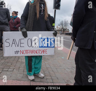 St Thomas' Hospital, London, UK. 12. Januar 2016. #Notfairnotsafe, Ärzte in der Ausbildung Streikposten Credit: Ian Davidson/Alamy Live News Stockfoto