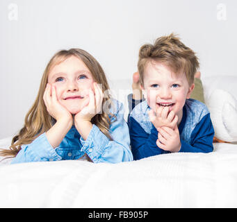 Bruder und Schwester zusammen im Bett entspannen Stockfoto