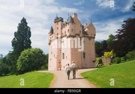 Touristen die Auffahrt in Richtung Craigievar Castle - Aberdeenshire, Schottland. Stockfoto