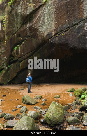 Walker in den Bottich Burn o-MwSt - Muir Dinnet National Nature Reserve, Aberdeenshire, Schottland. Stockfoto