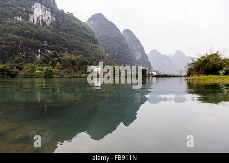 Yulong Fluss, Yangshuo - China. Januar 2016 - Reisende entlang des Yulong-Flusses auf traditionellen Bambus Flößen. Stockfoto