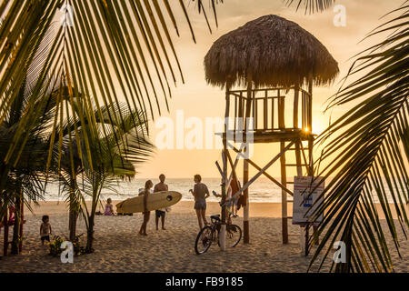 Sonnenuntergang am Strand in San Francisco („San Pancho“), Nayarit, Mexiko. ARCHIVBILD von 2015. Der Rettungsschwimmturm ist nicht mehr da. Stockfoto