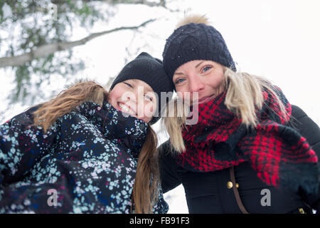 Mutter und Tochter haben Spaß im Winter park Stockfoto