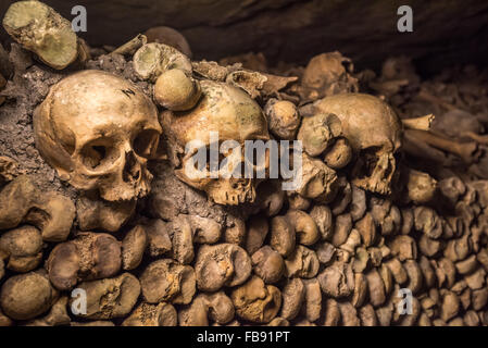 Schädel und Knochen in Paris Katakomben Stockfoto