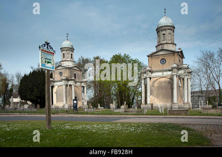 Mistley, Essex, Dorf mit Mistley Türme im Hintergrund zu unterzeichnen. Stockfoto