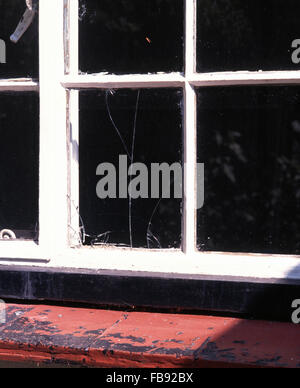 Nahaufnahme eines Fensters mit einer gebrochenen Glasscheibe Stockfoto
