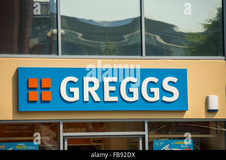 Außerhalb ein Greggs Bäcker-Geschäft in Großbritannien. Stockfoto