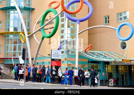 Bristol, England, UK 12. Januar 2016 Demonstration der Junior Ärzte im Streik mit National Health System (NHS) und Regierung vor der Bristol Royal Hospital for Sick Children.  Die Demonstration Ärzte betonen ihre Besorgnis über die vorgeschlagene neue Vertrag, der sie in längere Arbeitszeiten mit schieben könnte kürzer aus Dienstzeiten setzen Patienten als Risiko aufgrund von Müdigkeit. Stockfoto