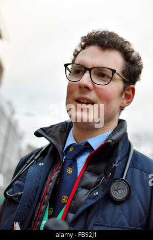 Bristol, England, UK 12. Januar 2016 Demonstration der Junior Ärzte im Streik mit National Health Service (NHS) und Regierung.  Dr. Alex Carpenter, Kardiologie registrieren. Ausgebildet in Leeds zwischen 2005 und 2011 nun noch um verschiedene Krankenhäuser im Südwesten dreht. Noch nicht unterzeichnete er das Opt out der Europäischen Arbeitszeitrichtlinie hat also einen maximale Durchschnitt von 48 Stunden Arbeit pro Woche, normalerweise ca. 40 Std., mit der Arbeit an einem Wochenende in vier. Hat gerade eine 12 Tage-Strecke mit Freitag bis Sonntag mit 13-Stunden-Schichten. Nach dem Medizinstudium hat 5 Jahre Spezialität Training dann 3 Jahre P Stockfoto