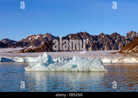 Gekalbt Eisberg vom Lilliehöökbreen Gletscher treiben in Lilliehöökfjorden, Fjord Zweig der Krossfjorden, Spitzbergen, Svalbard Stockfoto