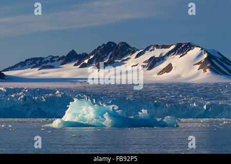 Schmelzenden Eisberg vom Lilliehöökbreen Gletscher treiben in Lilliehöökfjorden, Fjord Zweig der Krossfjorden, Spitzbergen, Svalbard Stockfoto