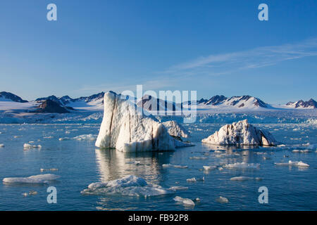 Eisschollen gekalbt vom Lilliehöökbreen Gletscher treiben in Lilliehöökfjorden, Fjord Zweig der Krossfjorden, Spitzbergen, Svalbard Stockfoto