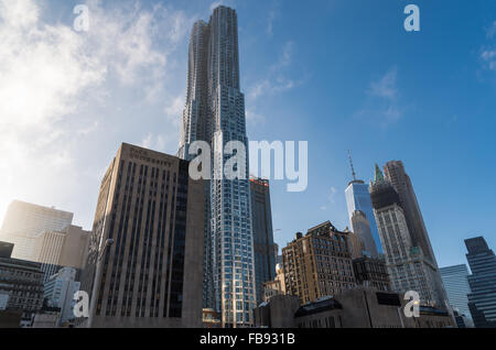 Ansicht der Pace University neben New York von Gehry, eines der höchsten Wohngebäude der Wohnung in der Welt. Stockfoto