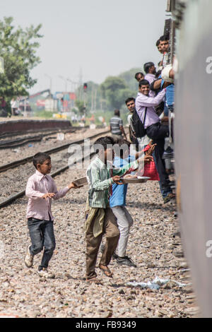 Passagiere, die hängen an überfüllten Zug in der Nähe von Neu-Delhi, Indien. Stockfoto