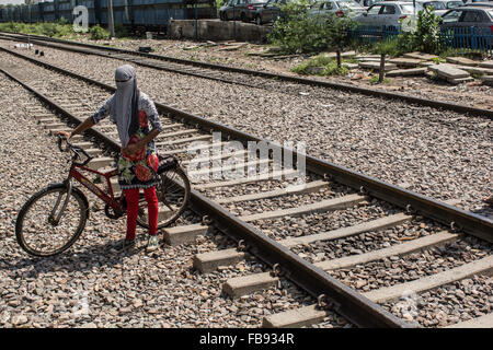 Mädchen mit Fahrrad Zug warten. Indische Eisenbahn, Indien. Stockfoto