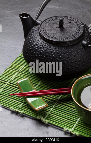 Asiatische Tee und Teekanne über Steintisch Stockfoto