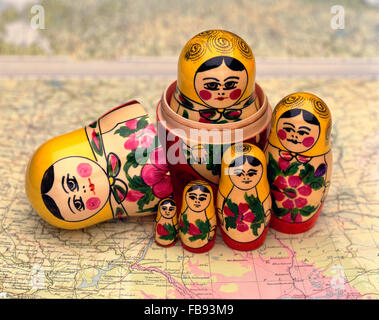 Eine hölzerne Matroschka-Puppe, auch bekannt als eine russische Verschachtelung Puppe auf einer Karte von Russland Stockfoto