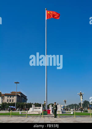 Wächter im Dienst von der chinesischen Flagge im Tian'amen Square - Peking, China Stockfoto