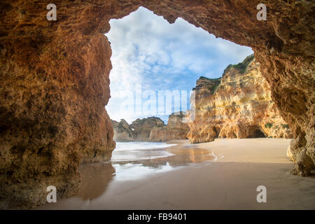 Strand Praia Dos Tres Irmãos in der Algarve-Portugal Stockfoto