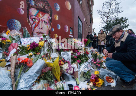 London, UK.  12. Januar 2016.  Fans weiterhin besuchen das Wandbild von David Bowie in Brixton zu zollen Tribut nach Nachrichten, die die legendäre 69 Jahre alte Sängerin am Vortag an Krebs gestorben war.   Bildnachweis: Stephen Chung / Alamy Live News Stockfoto