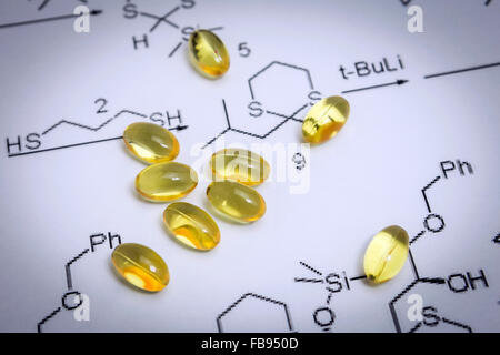 Chemie Wissenschaft Formel und Öl-Kapseln. Medizin-Konzept Stockfoto