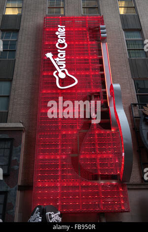 Plakatwände Leuchten 44th Street, Times Square bei Nacht, NYC Stockfoto