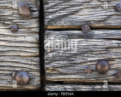 eine alte Holz Abschnitt mit Nägeln, aus einer Tür Nahaufnahme detail Stockfoto