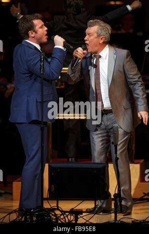 David Campbell und Vater Jimmy Barnes teilen sich die Bühne in der Carnegie Hall in New York City während der Australien am Broadway event Stockfoto