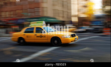 Ein New York City yellow Taxi Taxi fährt durch die Stadt. Foto von Trevor Collens Stockfoto