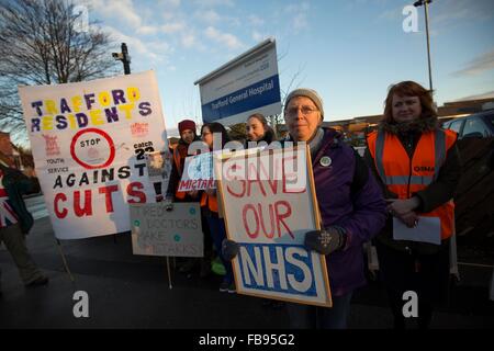 Ärzte protestieren außerhalb Trafford Allgemeinkrankenhaus, Manchester heute (Freitag, 1. Dezember 16). Stockfoto