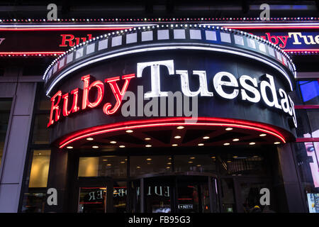Ruby Tuesday-Eingang und Zeichen, Casual Restaurant, Times Square, New York, USA Stockfoto