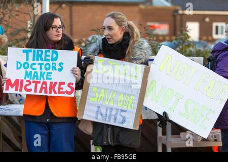 Ärzte protestieren außerhalb Trafford Allgemeinkrankenhaus, Manchester heute (Freitag, 1. Dezember 16). Stockfoto