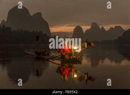 Li-Fluss - Xingping, China. Januar 2016 - ein Fischer bereit zum Fischen in der Nacht. Stockfoto